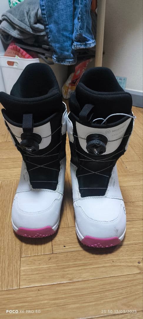 女性用スノーボードブーツ BOAシステム ホワイト/ピンク