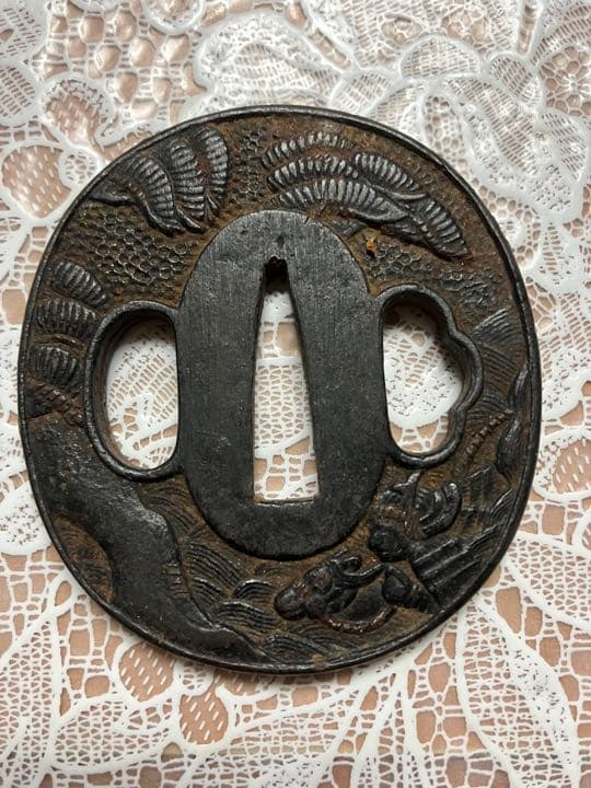 刀剣　部品　鍔（刀のツバ）　鉄製　刀装具 鉄地　丸型松に騎馬武者 時代物　歴史