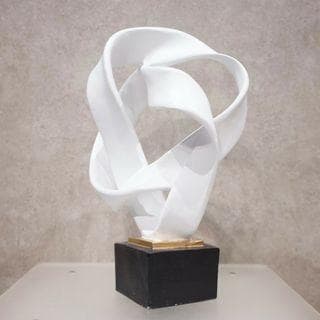 ホワイト陶器の抽象彫刻