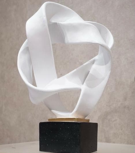 ホワイト陶器の抽象彫刻