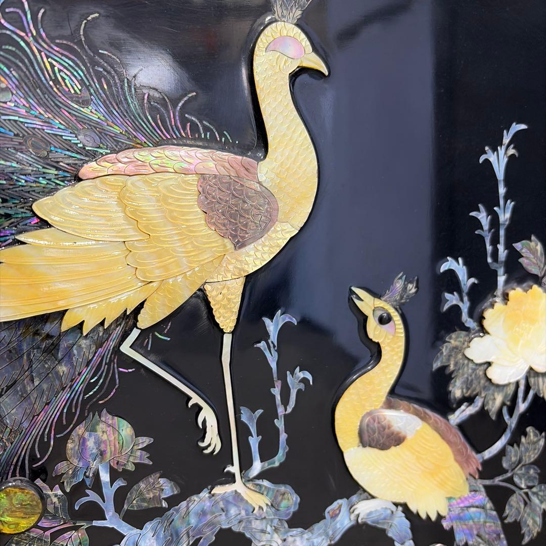 漆塗り孔雀模様キャビネット