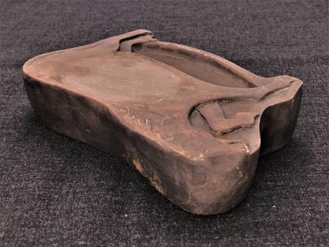 【 中国馬形古硯 】 四字成語「龍馬精神」刻 　澄泥