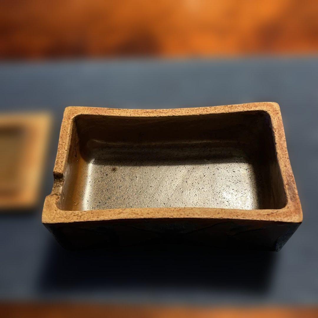 出西窯 多々納弘光氏作 バターケース三角模様 黒釉型紙抜角蓋物