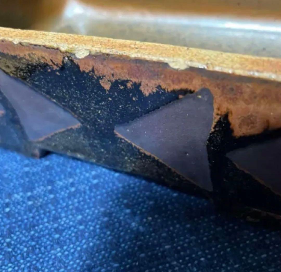 出西窯 多々納弘光氏作 バターケース三角模様 黒釉型紙抜角蓋物