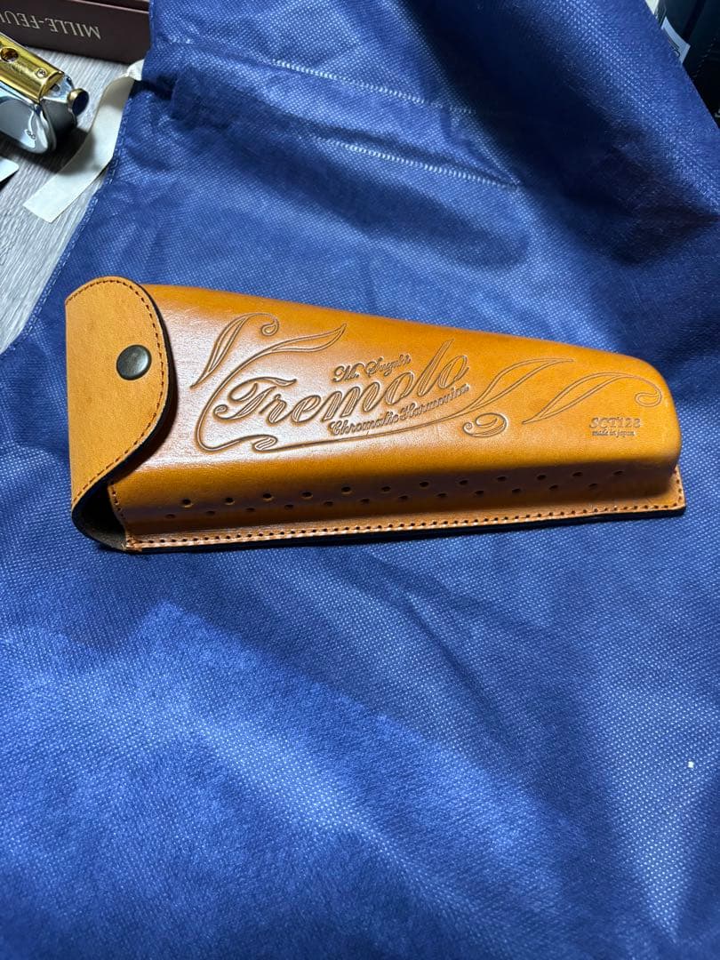 Suzuki Tremolo Chromatic ハーモニカ 革カバー付き。