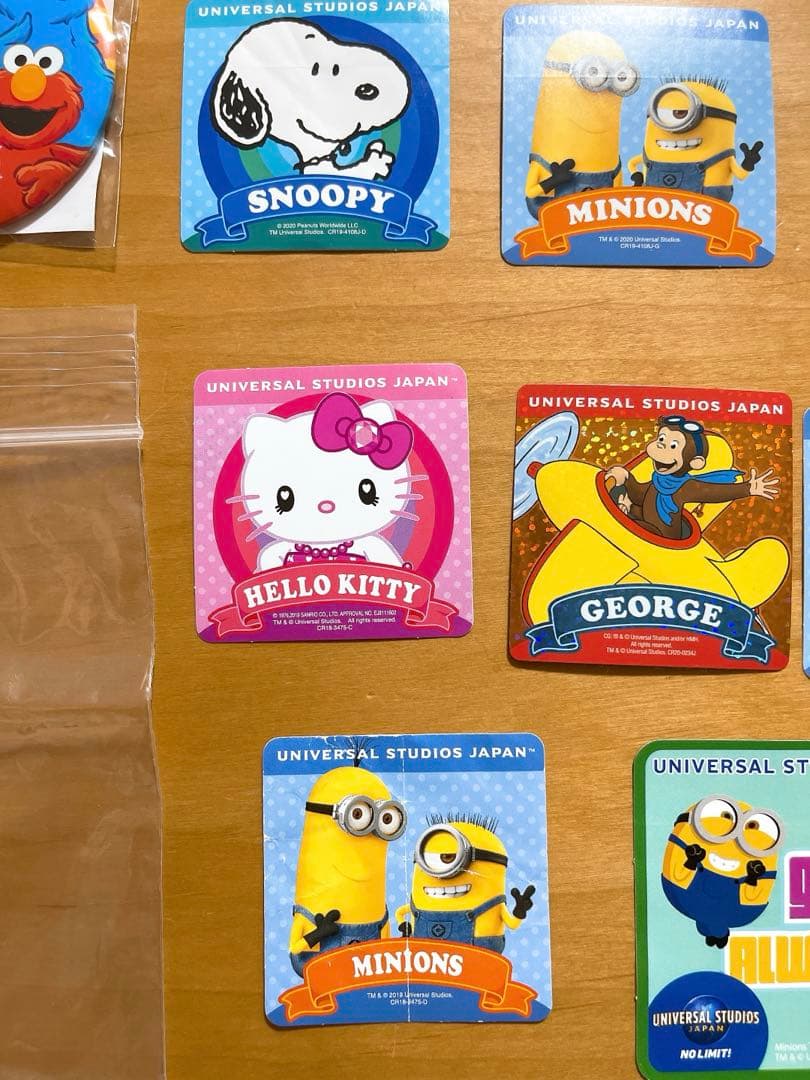 ユニバ ミニオン ピカピカ チャーム ライト ペンダント 光る 缶バッジ シール