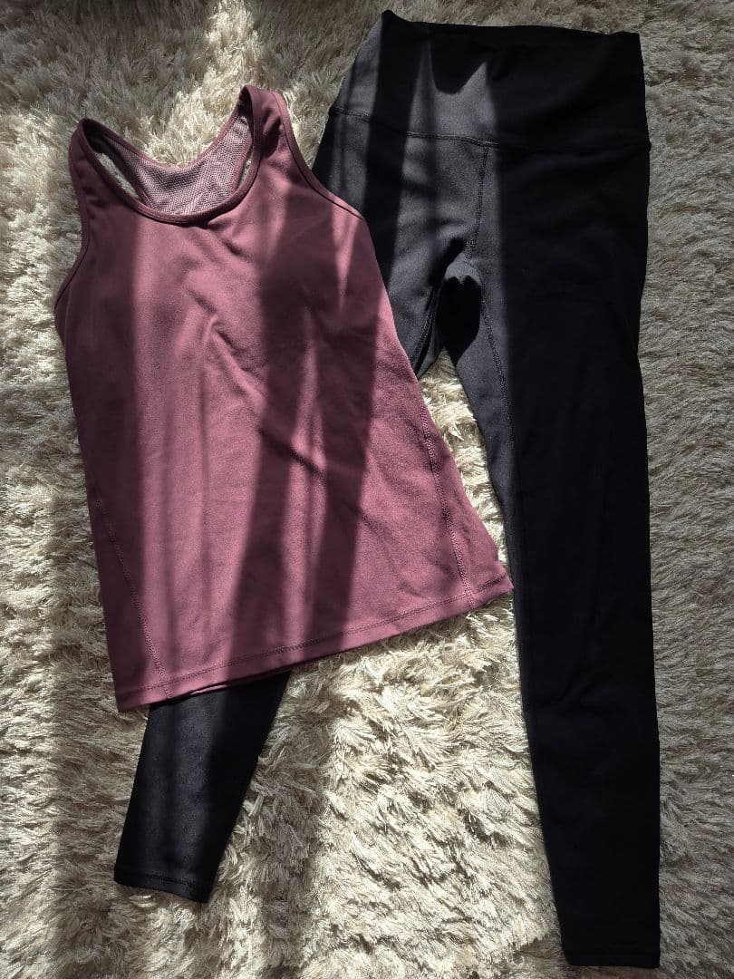 LAVAホットヨガウェア 破格値!パープルタンクトップと黒レギンスセットsサイズ