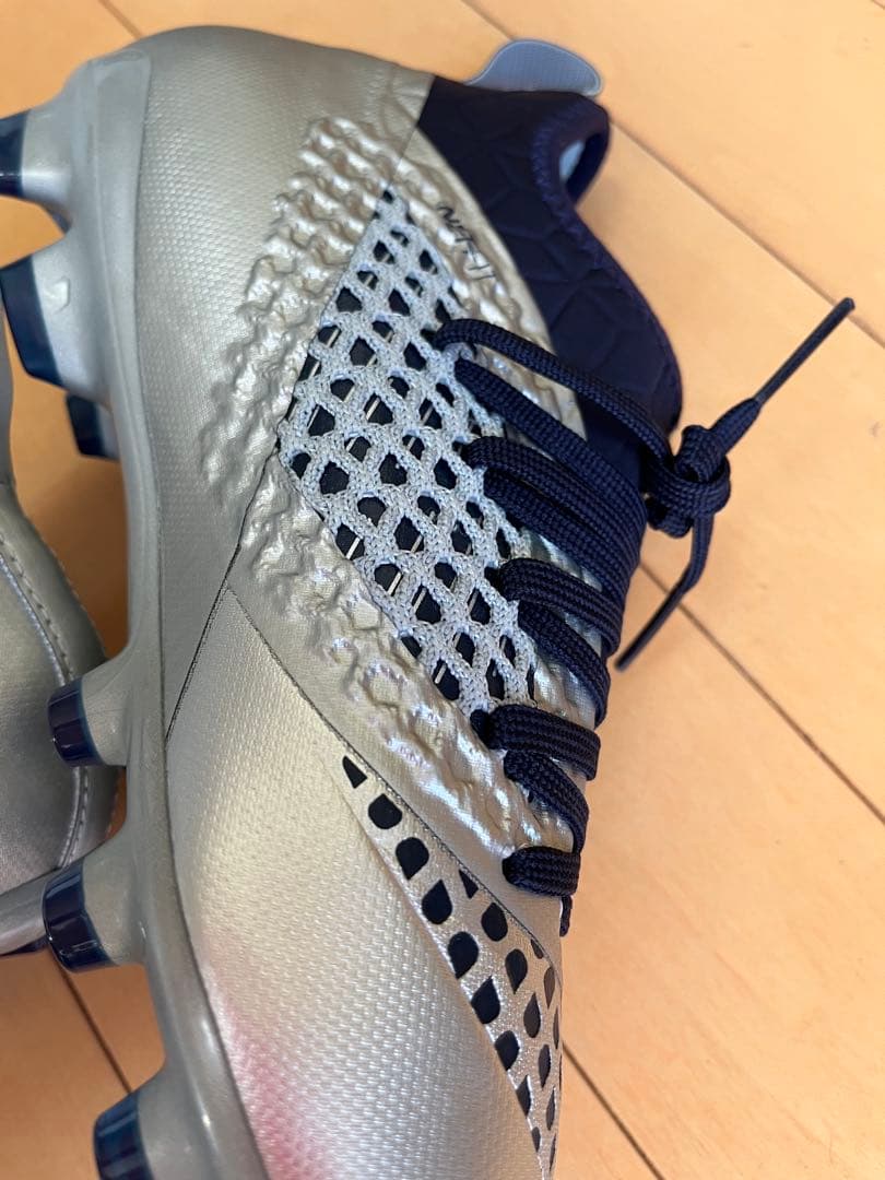 新品　Puma Future サッカーシューズ シルバー/ネイビー　２５.5㎝