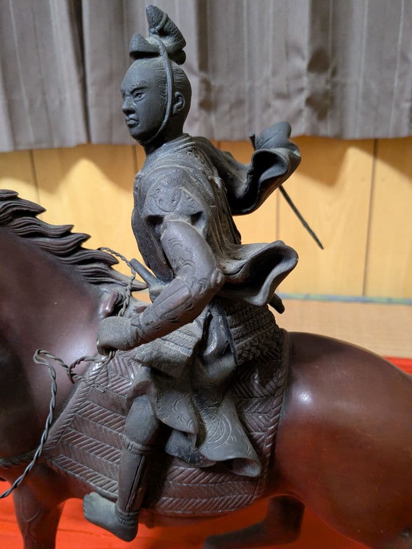 金工秀正造銅製騎馬武者像、超細密彫り、時代物！（干支の馬とは出来が違う美術品）