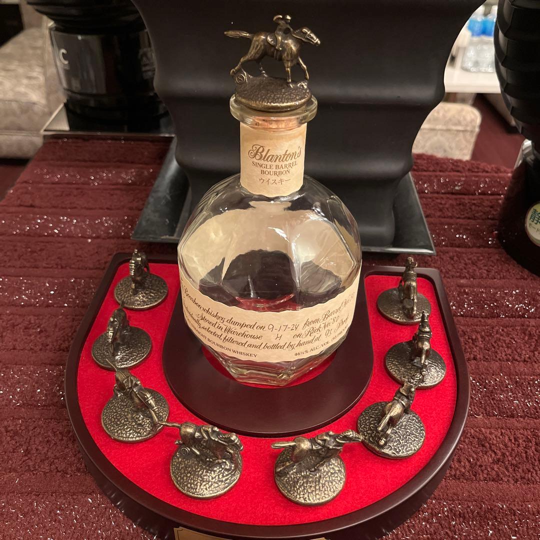 Blanton's キャップ空瓶台座付き