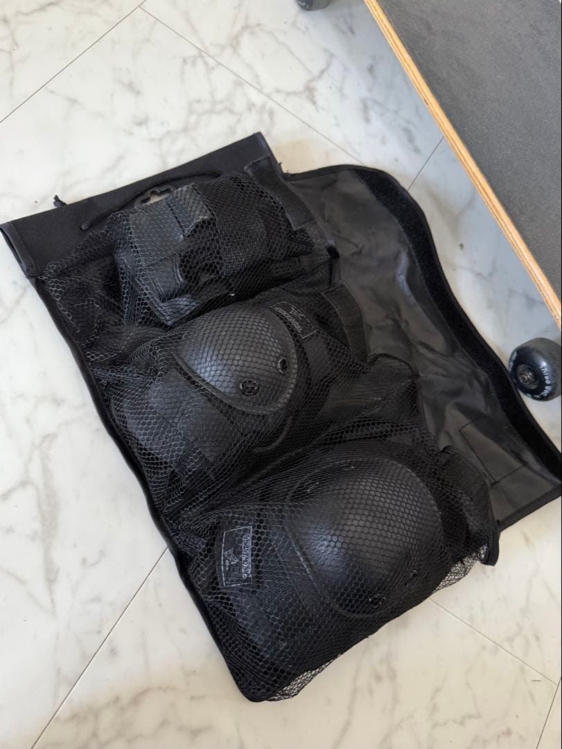 最終値下げ‼️スケートボード4点セット（ヘルメット、プロテクター、バックパック付）