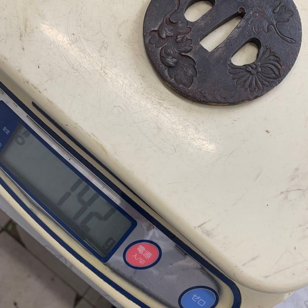 鍔　　鉄製　在銘　日本刀　葉と花の彫刻 鉄製 鍔(つば) 時代物　本歌