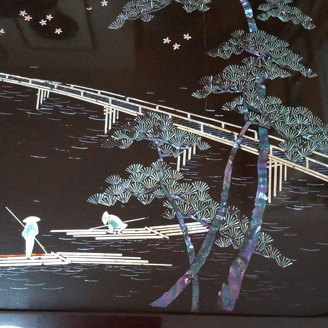 江戸時代、螺鈿蝋色嵐山渡月橋図脚付き広蓋。