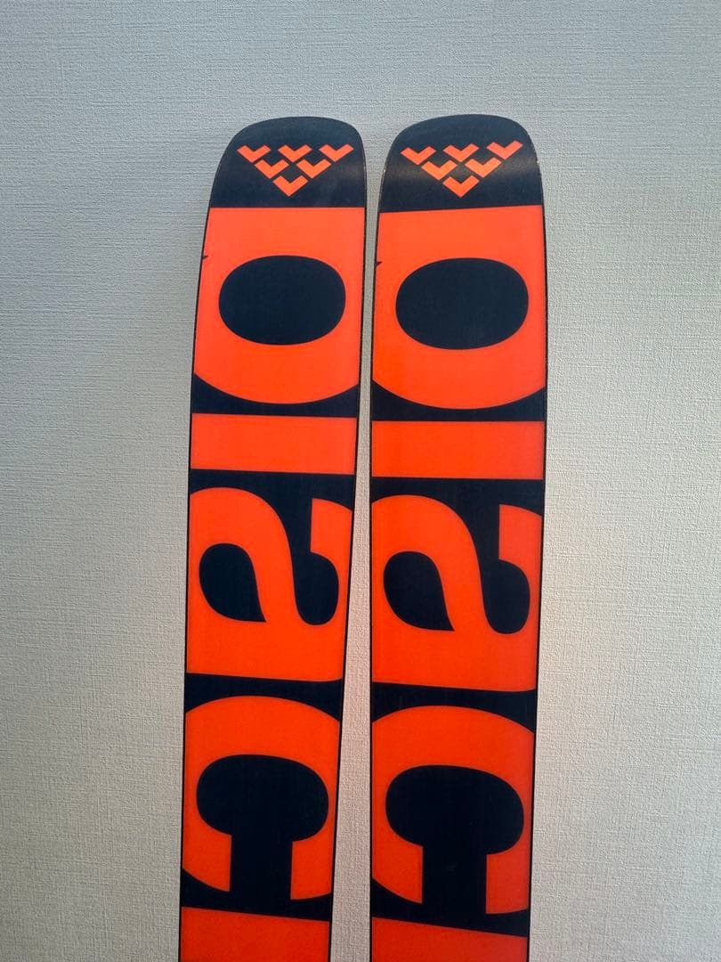 ブラッククロウズ ノクタ185 • マーカーキングピン13 •ポモカ シール付き