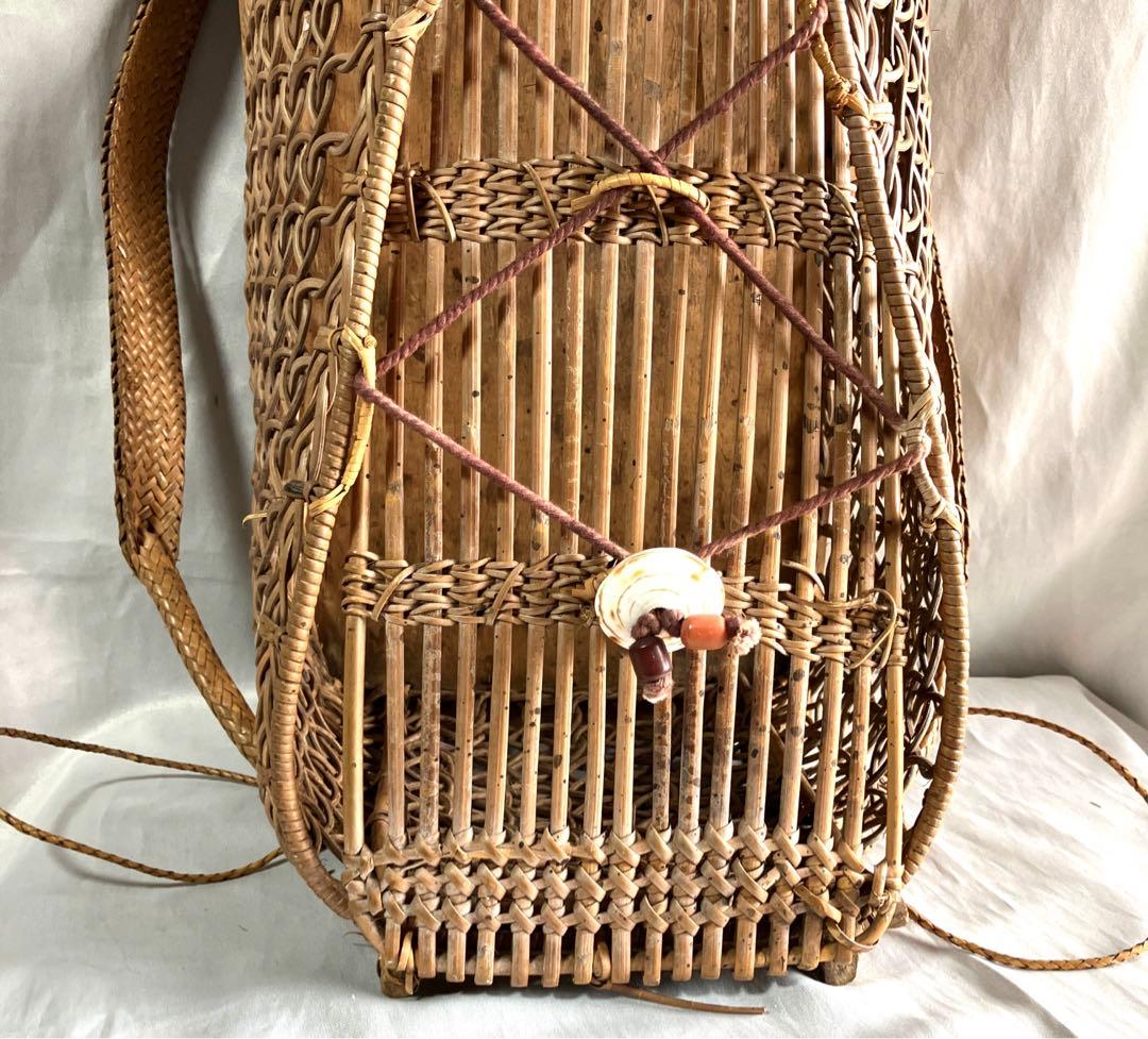 インドネシア　カリマンタン島　　　　ダヤック族ロタン編み背負籠