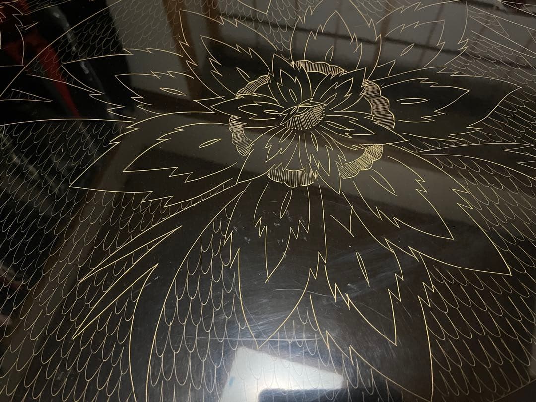 引取りなら1万円　黒い円形漆座卓 花柄金彫刻