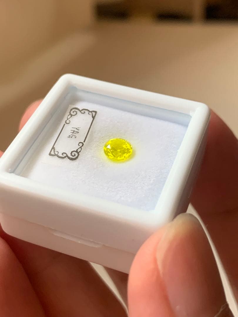 YAG ヤグ　イットリウムアルミニウムガーネット　ルース　ダイヤ　蛍光鉱物　根付