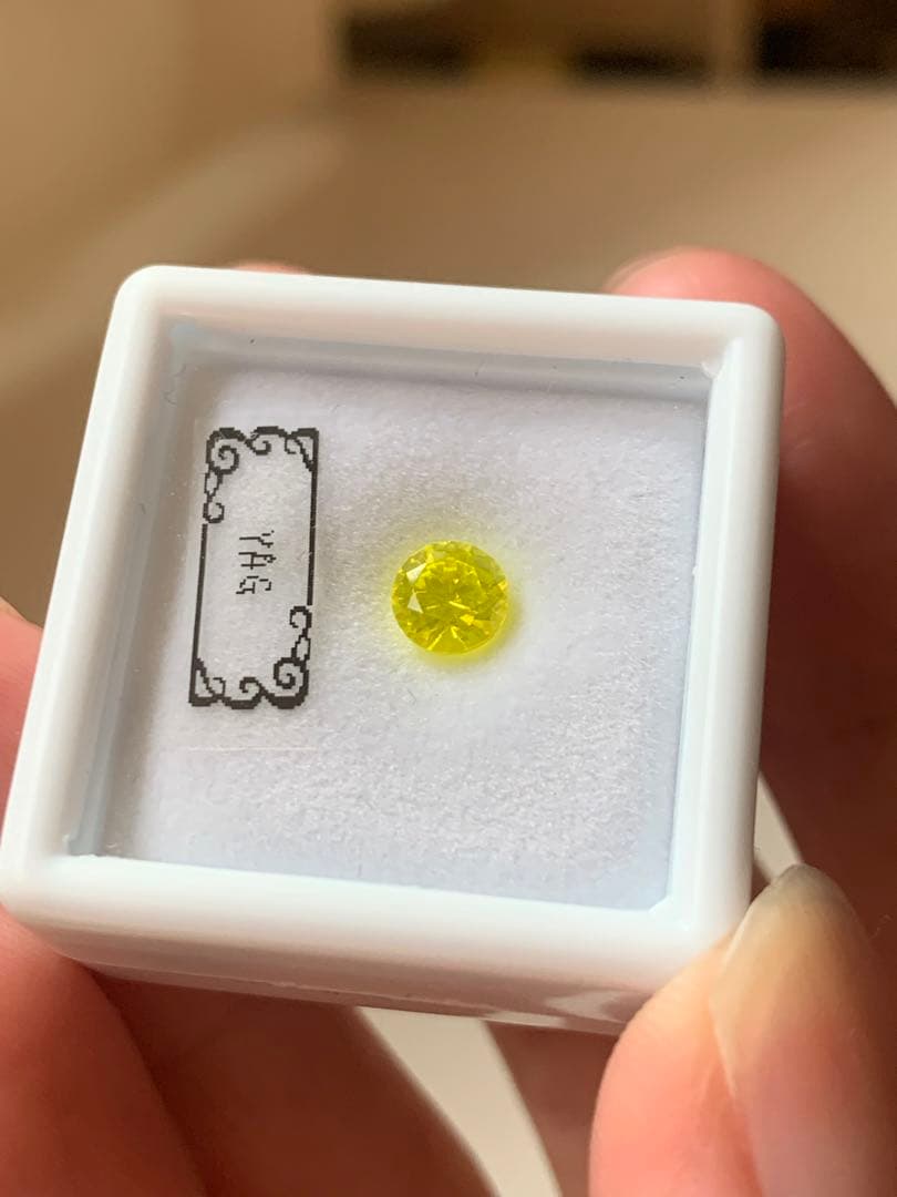 YAG ヤグ　イットリウムアルミニウムガーネット　ルース　ダイヤ　蛍光鉱物　根付