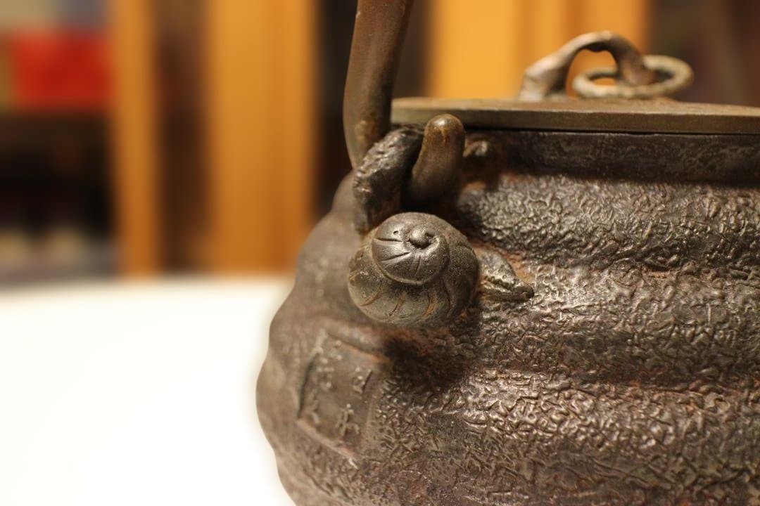 整*屋様 古鉄瓶　小振り亀文堂芋頭鉄瓶　希少品　水漏れなし・状態良好