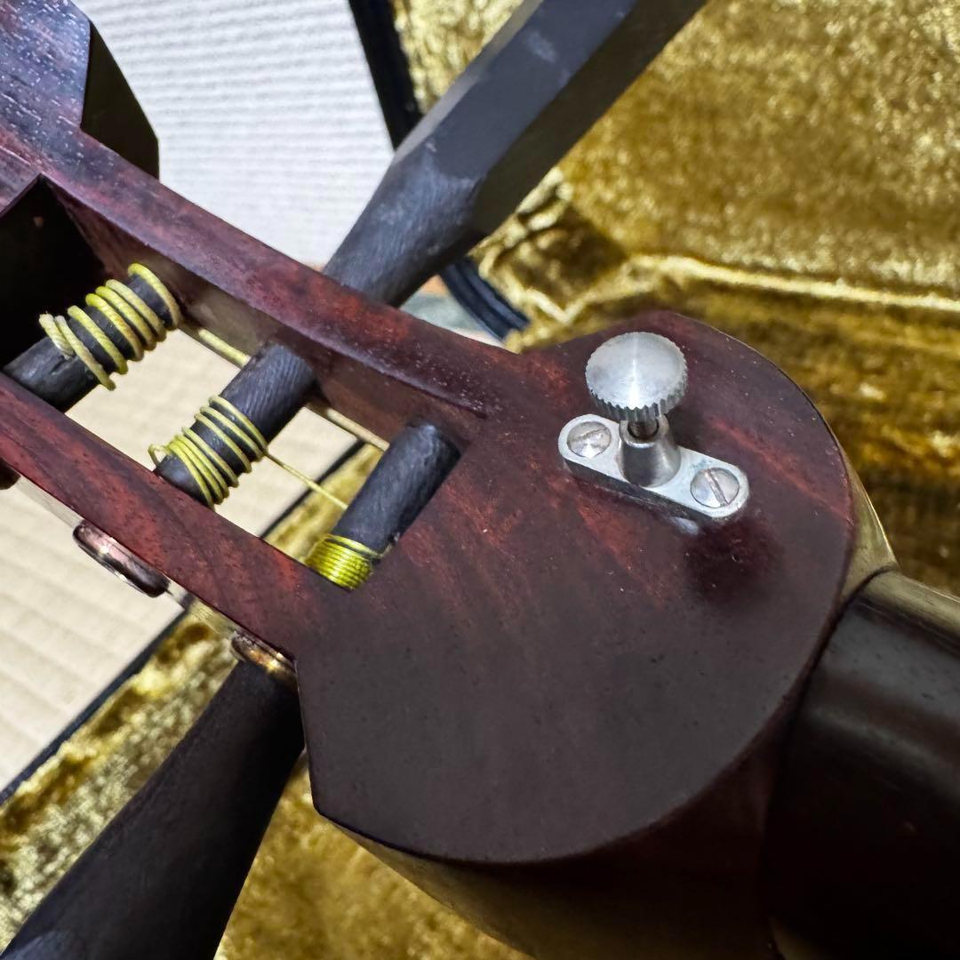 三味線　中棹　東さわり　紅木　1本溝　糸まき　素六　破れ有り　ハードケース付き