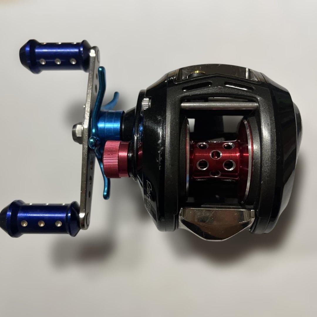 Abu Garcia ベイトリール 黒/青/赤　レボエリートCB REVO