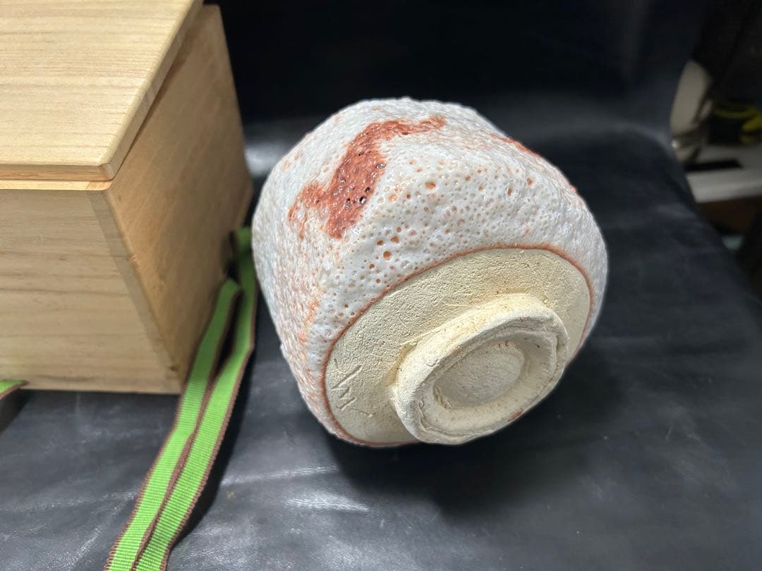 究極の美◾️蔵から桐箱に入った美しい蛇？が描かれた志野焼の抹茶茶碗が出て来ました