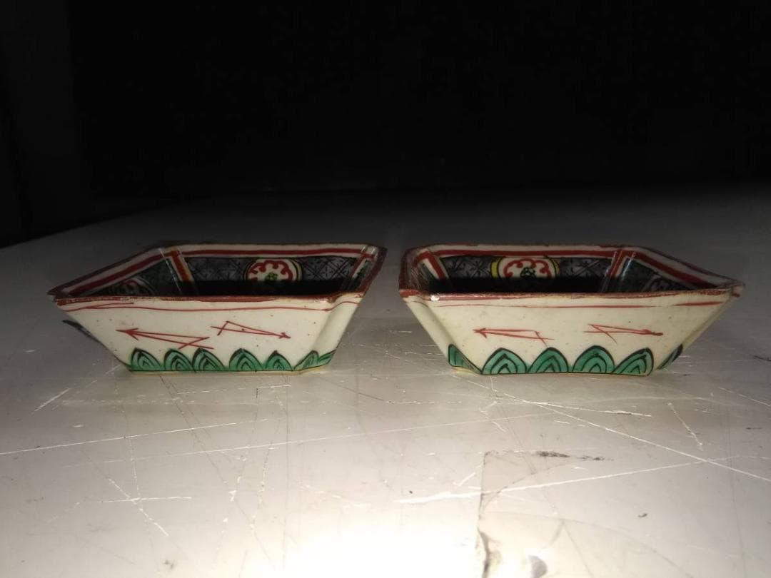 九谷焼　手書き色絵　青海波に和柄花文様　美しい角皿二客　角福印