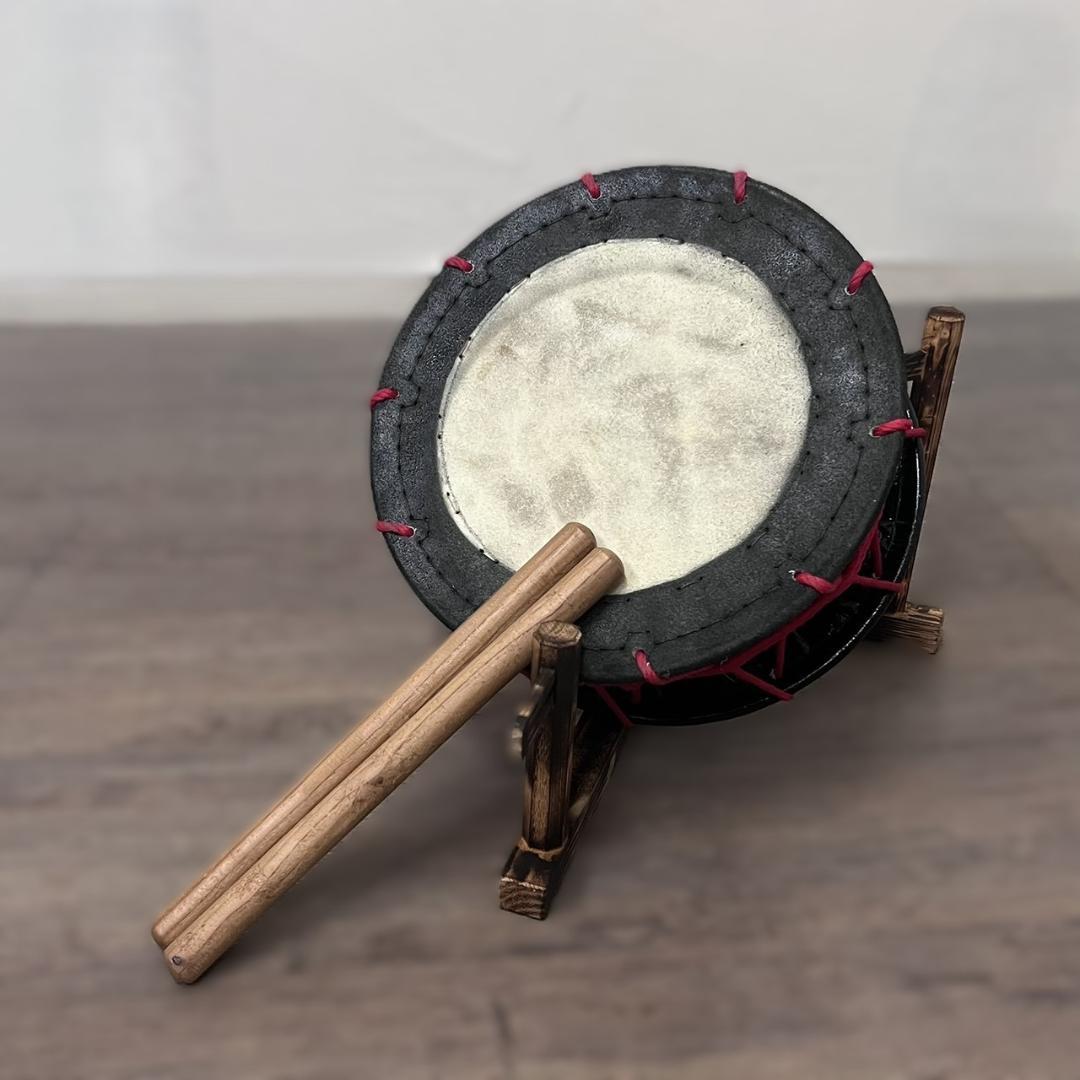 【新品】【蔵出し】締め太鼓 牛革 和太鼓 バチ付 台付 平太鼓 入門用