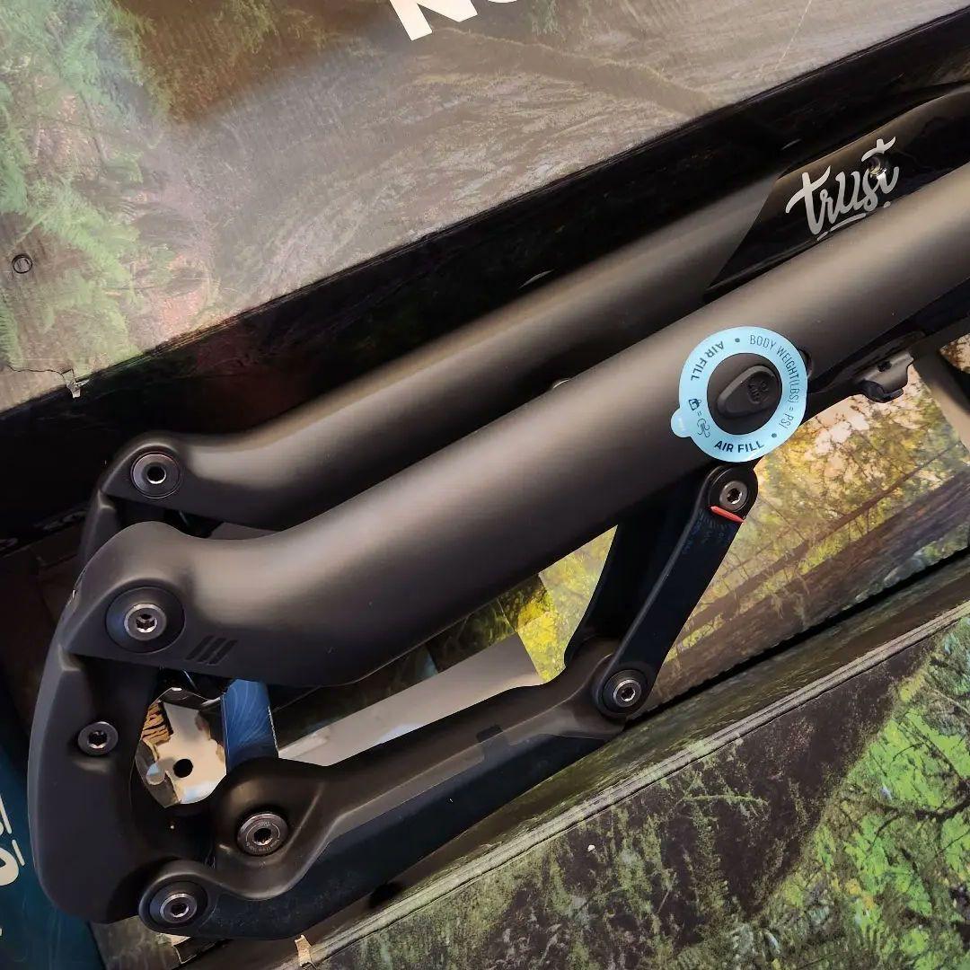 最高級 新品未使用 Trust message サスペンションフォーク