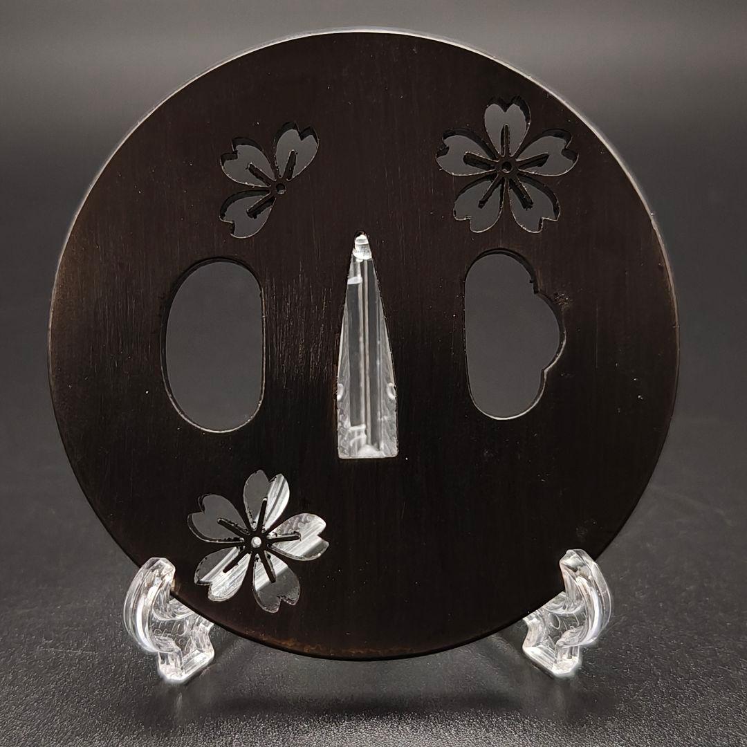 刀鍔　桜の図　鉄製　金工品　細工　職人作　日本刀装具　鍔　つば　刀剣美術