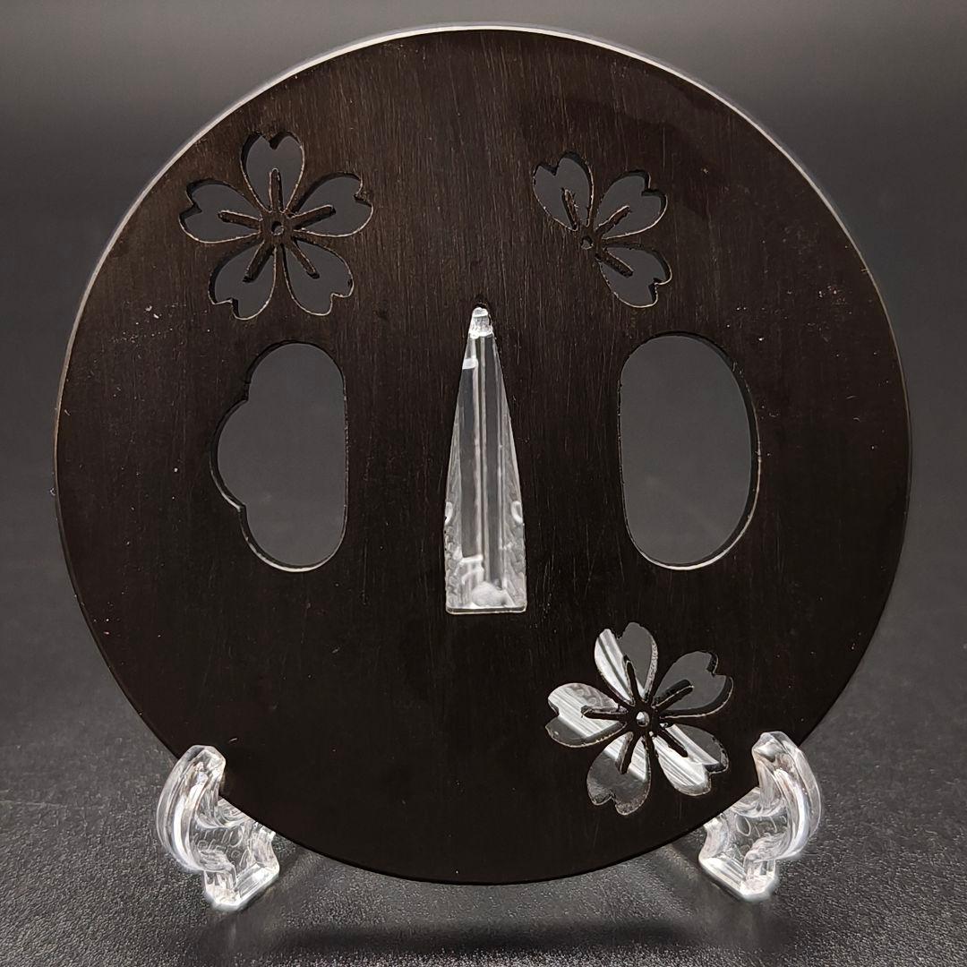刀鍔　桜の図　鉄製　金工品　細工　職人作　日本刀装具　鍔　つば　刀剣美術