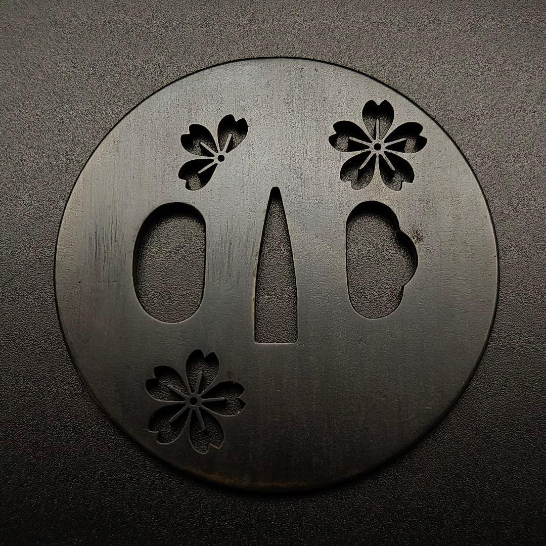 刀鍔　桜の図　鉄製　金工品　細工　職人作　日本刀装具　鍔　つば　刀剣美術