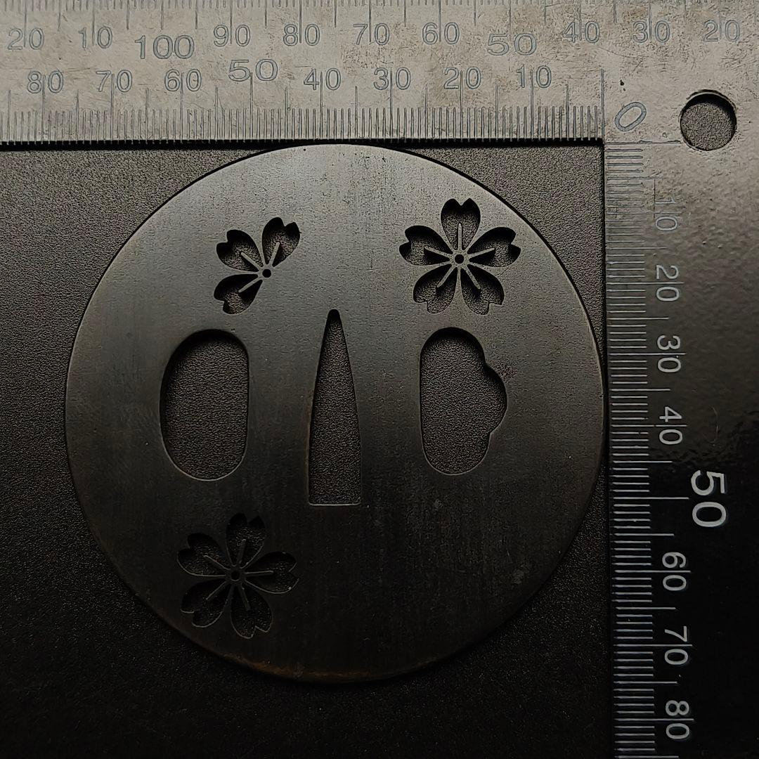 刀鍔　桜の図　鉄製　金工品　細工　職人作　日本刀装具　鍔　つば　刀剣美術