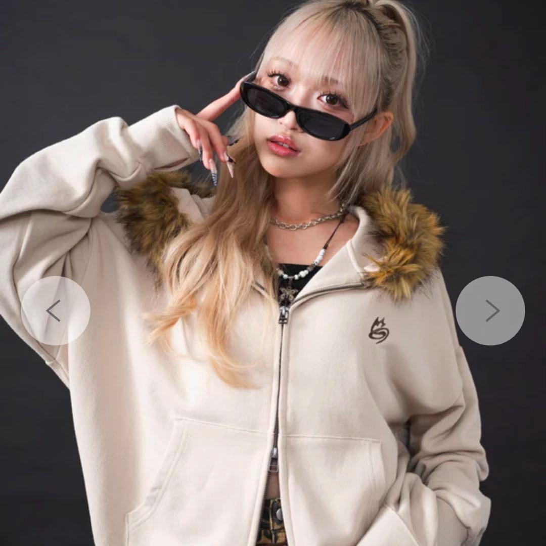 ファーグラフィックZIPパーカー　ステッカー付き　ma55ive wego