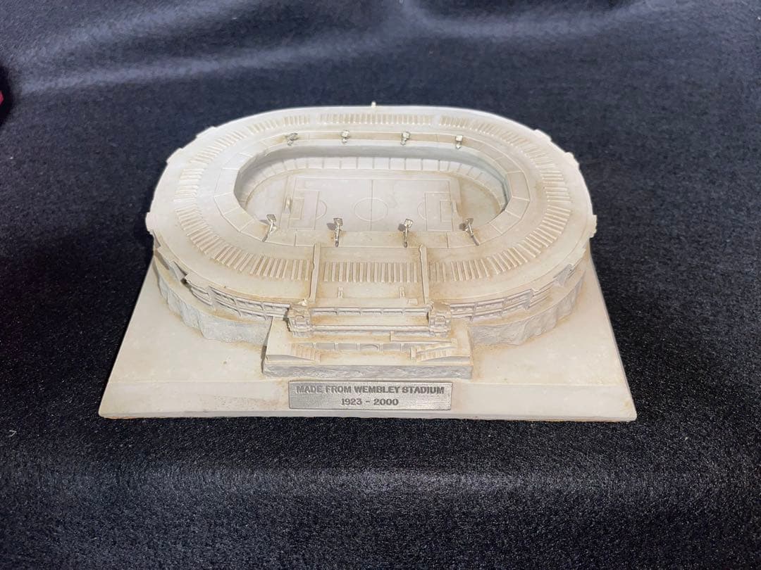 ウェンブリースタジアム　削り出しフィギュア