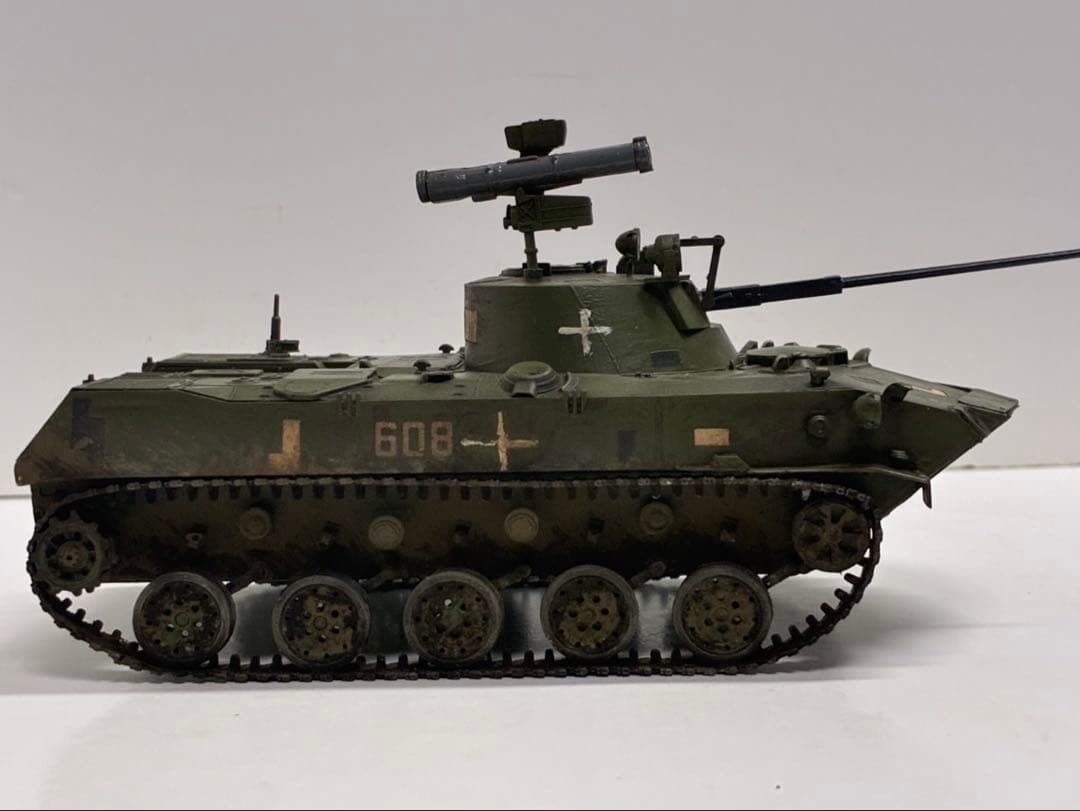 ズベズダ　1/35 BMD-2 完成品　装甲車　戦車　模型　