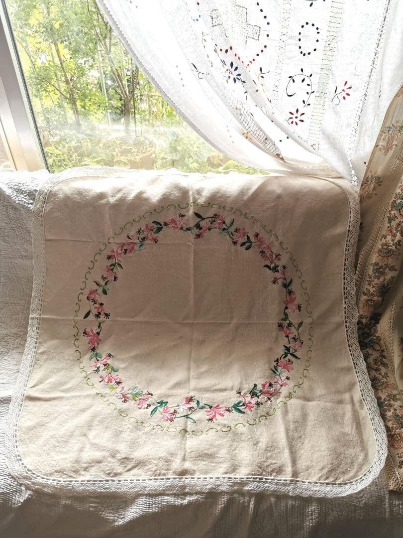 アンティークイギリスニードルワーク 紅花常磐万作 色糸刺繍 リネンクロシェクロス