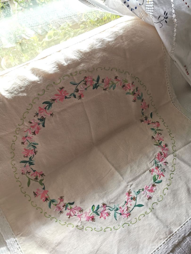 アンティークイギリスニードルワーク 紅花常磐万作 色糸刺繍 リネンクロシェクロス