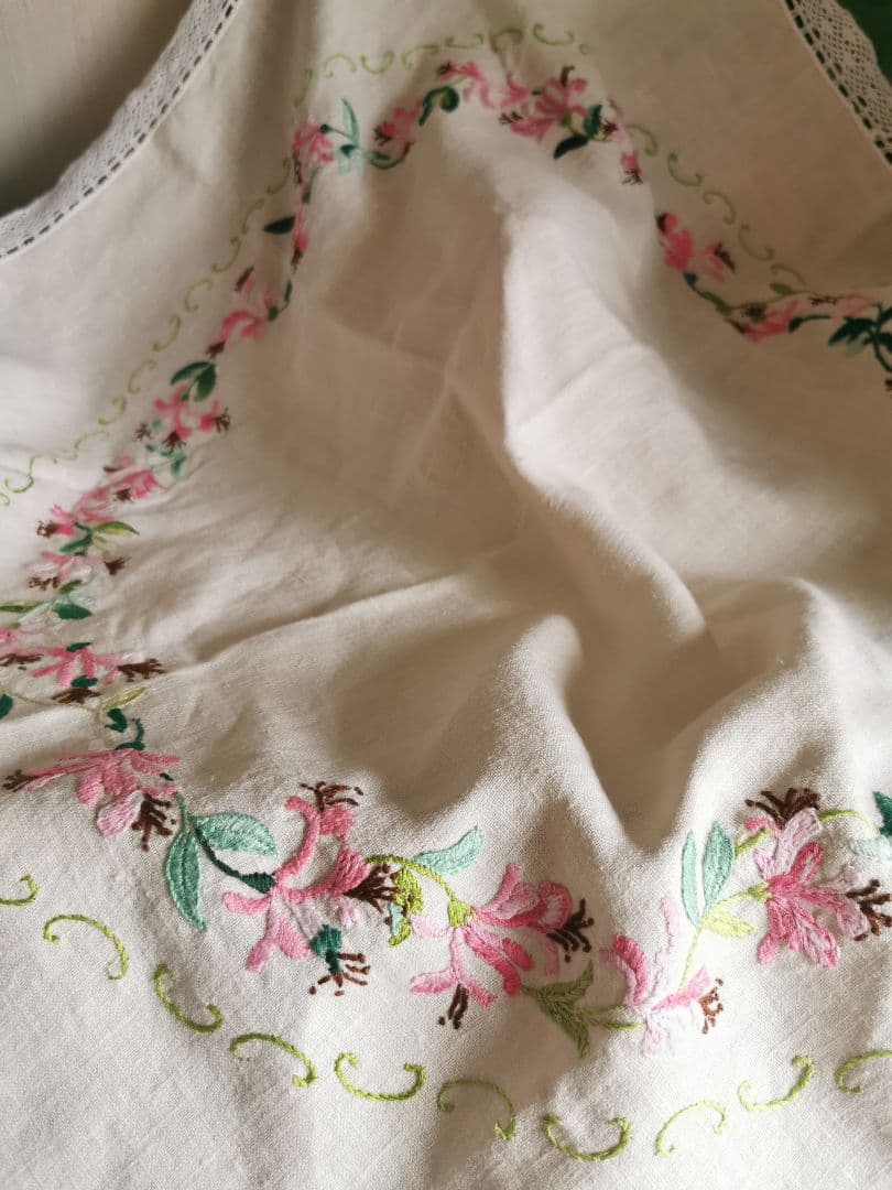 アンティークイギリスニードルワーク 紅花常磐万作 色糸刺繍 リネンクロシェクロス