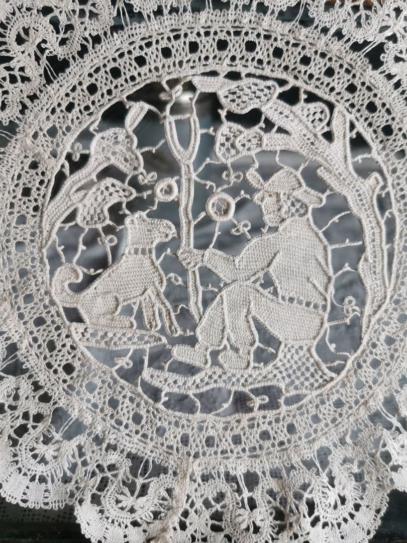 アンティーク ポワンドヴェニス 見つめ合う犬と人 美しいニードルレースドイリー