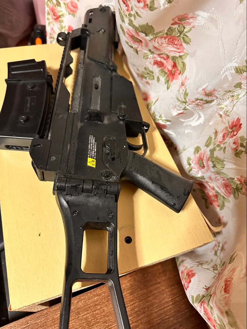 サブマシンガン ブラック マガジン付き