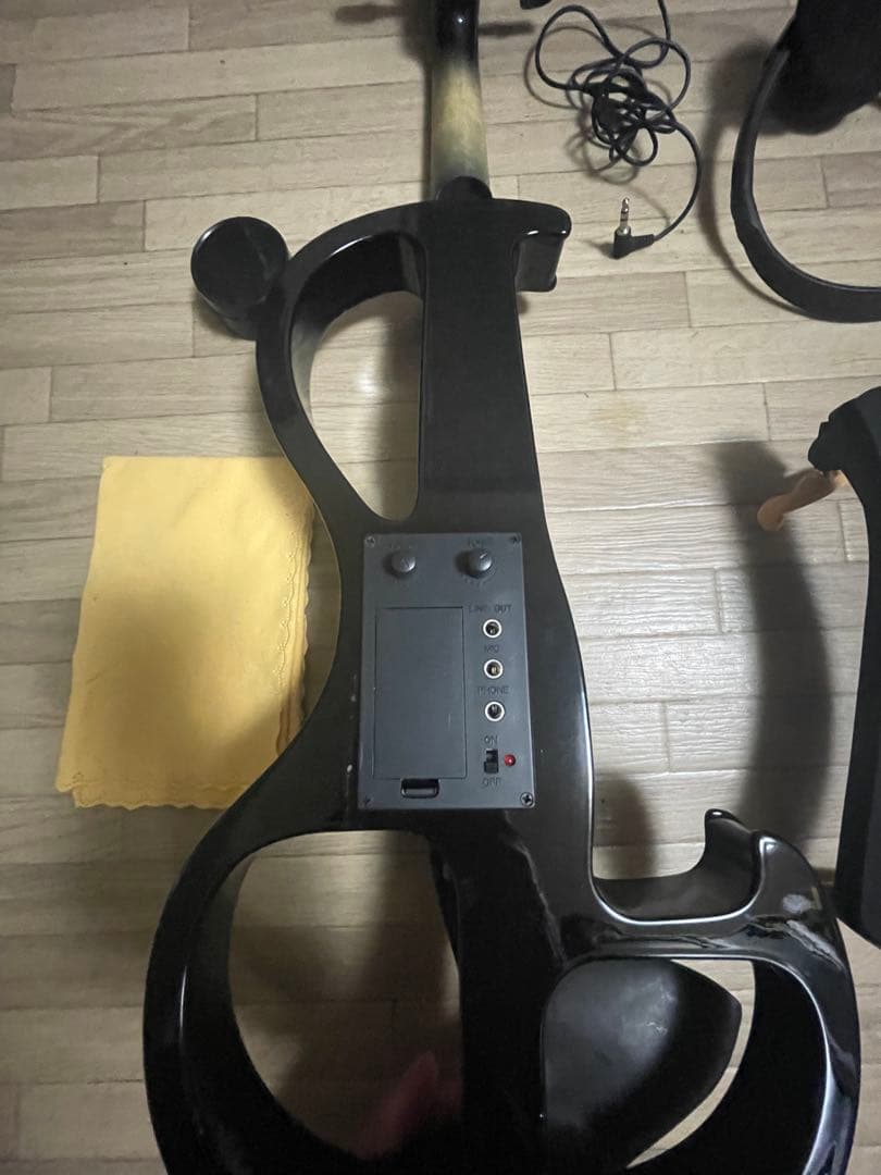 エレクトリックバイオリンと付属品