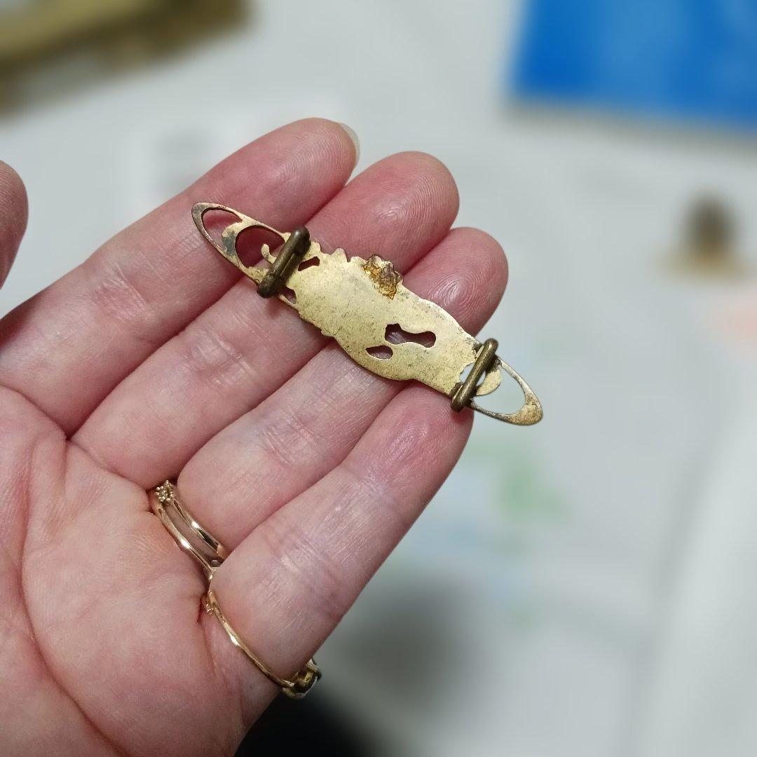 波紋と勾玉(波紋音と真琴？)と菊　帯留　金工　アンティーク