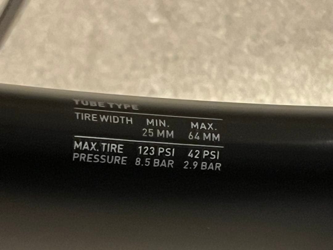 【美品】DT SWISS ARC 1400 DICUT 62mm シマノフリー