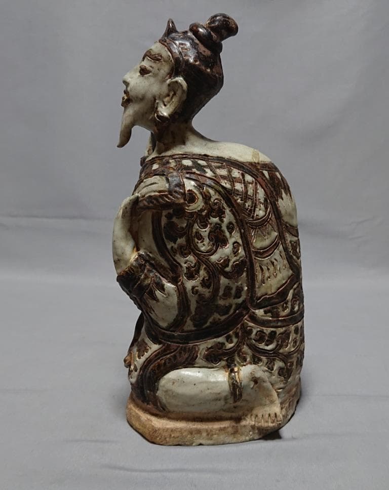 コレクター収集　タイ　スワンカローク白濁渇釉　策士像　15～16世紀