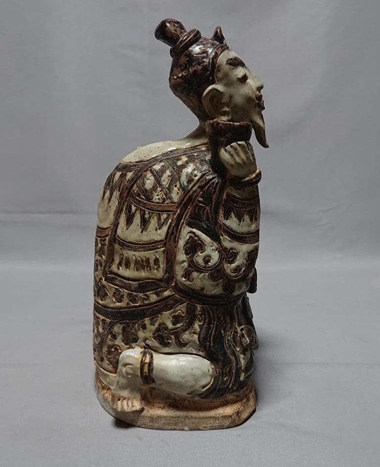 コレクター収集　タイ　スワンカローク白濁渇釉　策士像　15～16世紀