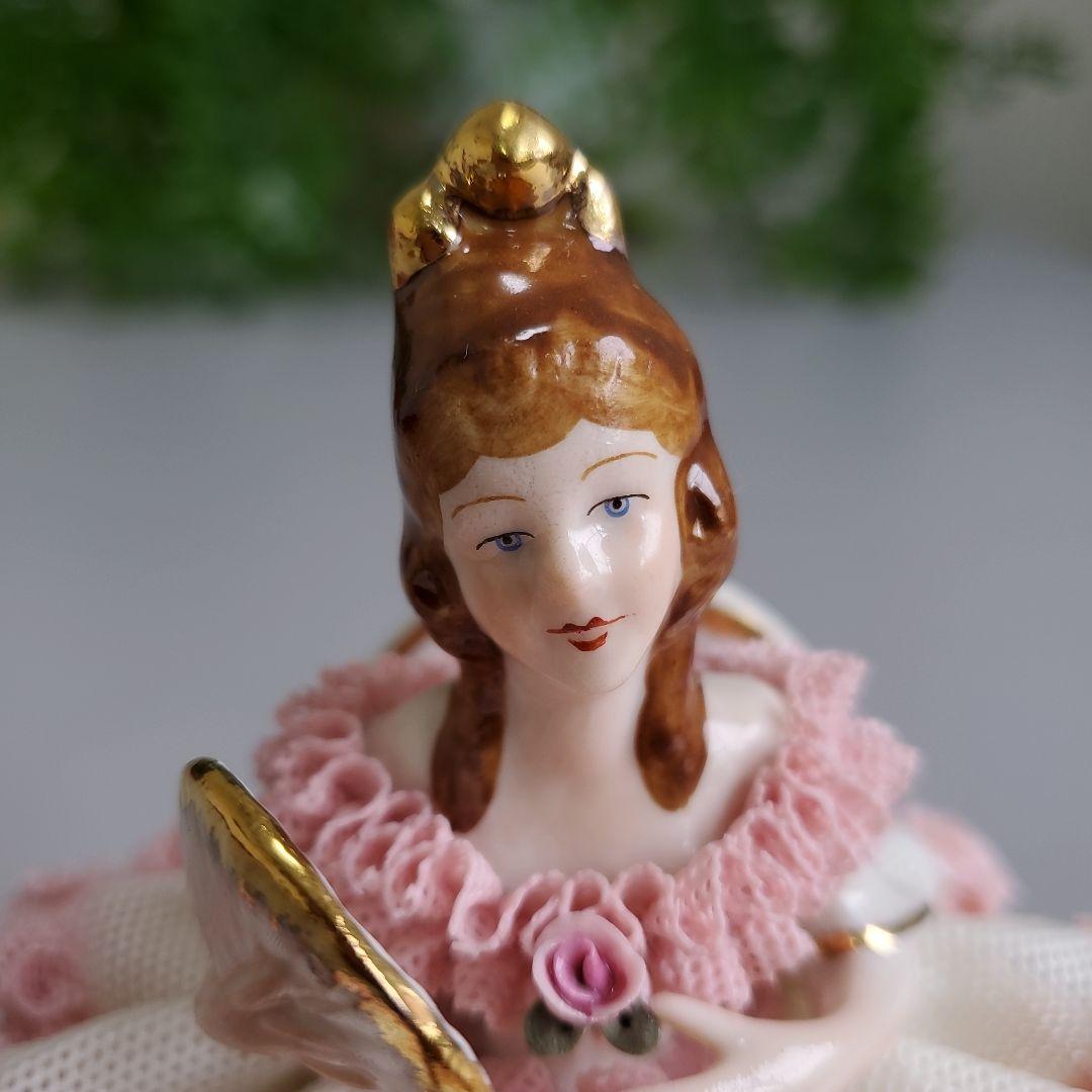 カポディモンテ　椅子に座ったレ―スド―ル（陶磁器） 約13cm