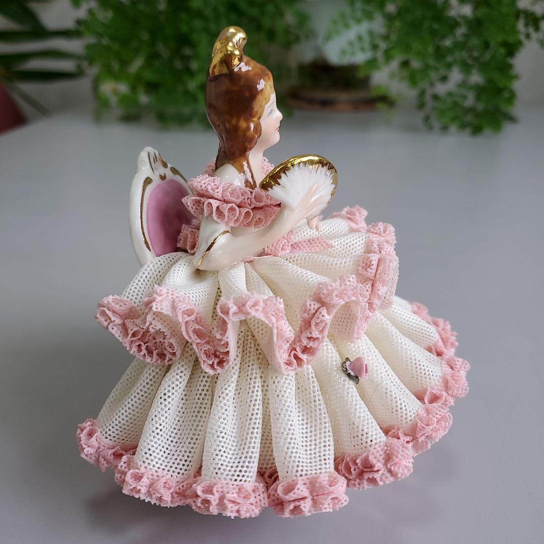 カポディモンテ　椅子に座ったレ―スド―ル（陶磁器） 約13cm