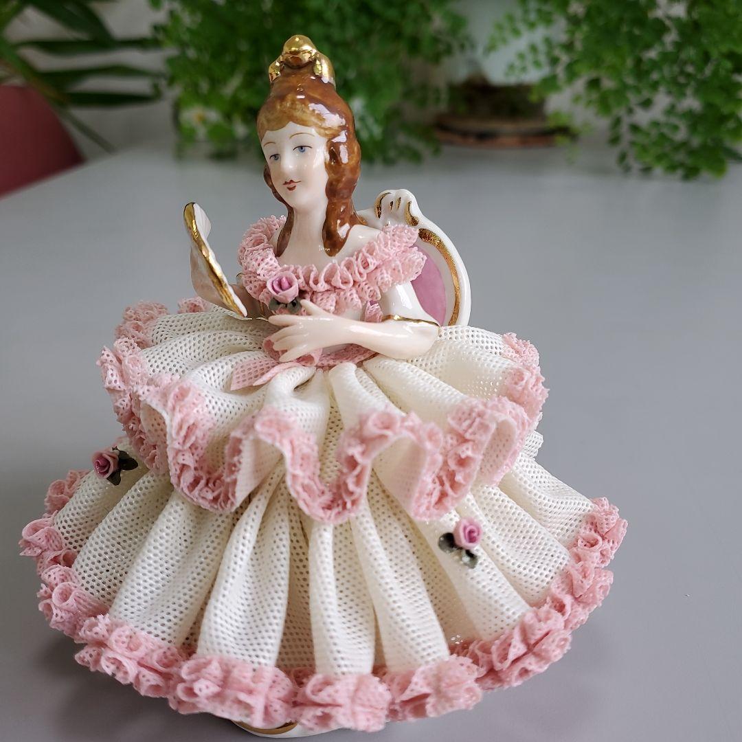 カポディモンテ　椅子に座ったレ―スド―ル（陶磁器） 約13cm