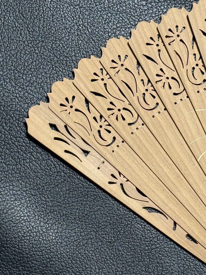 扇子　18.0cm 白檀　宮脇賣扇庵　透かし彫り　繊細　細工　工芸　着物　和装